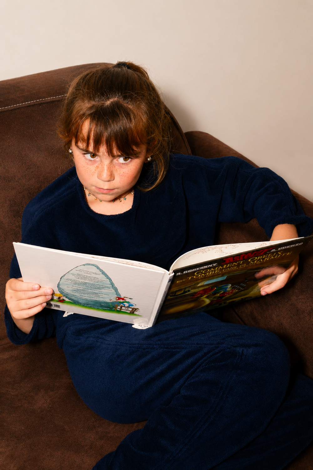 Enfant dans un textile doux