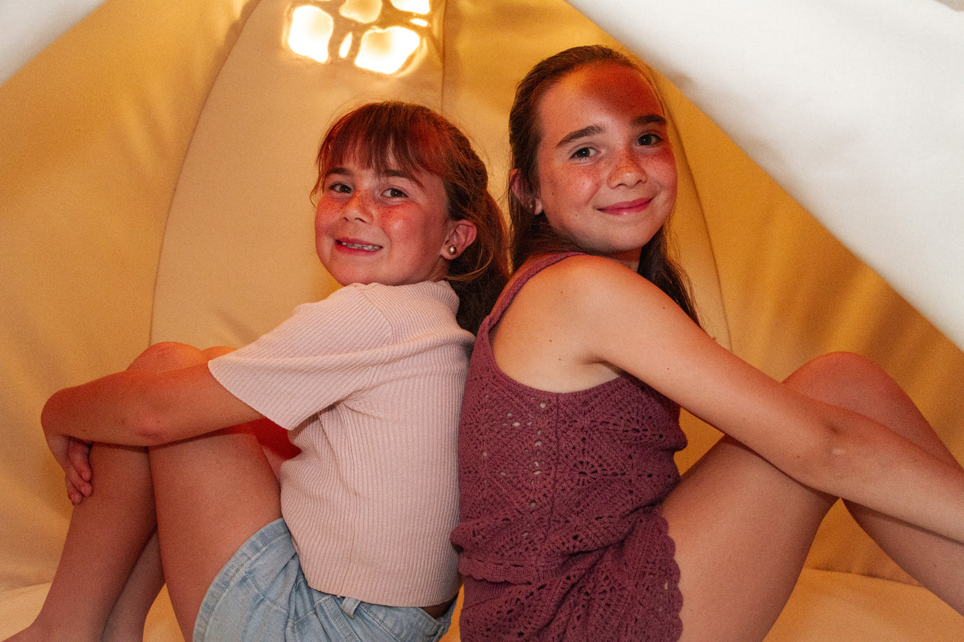 Enfant apaisé serrant un coussin sensoriel